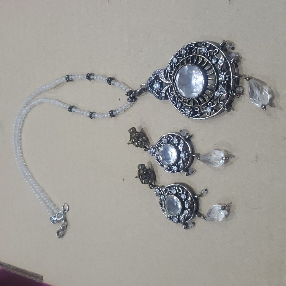 Nackle and earrings